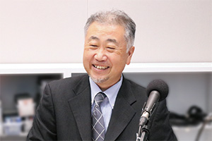 柏崎木材協会会長で太田材木店代表取締役の太田正昭さんがマイクに向かって話しています。