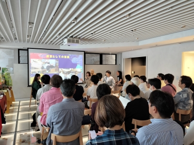 写真:トークショーの様子。たくさんの柏崎ファンクラブの会員が3人のトークを楽しんでいます。