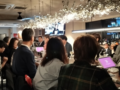 写真:おいしいお料理と懐かしい話題に話が弾む首都圏懇親会の参加者の皆さん