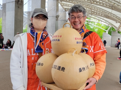写真:花火玉と記念撮影するアルビサポーターのご夫婦