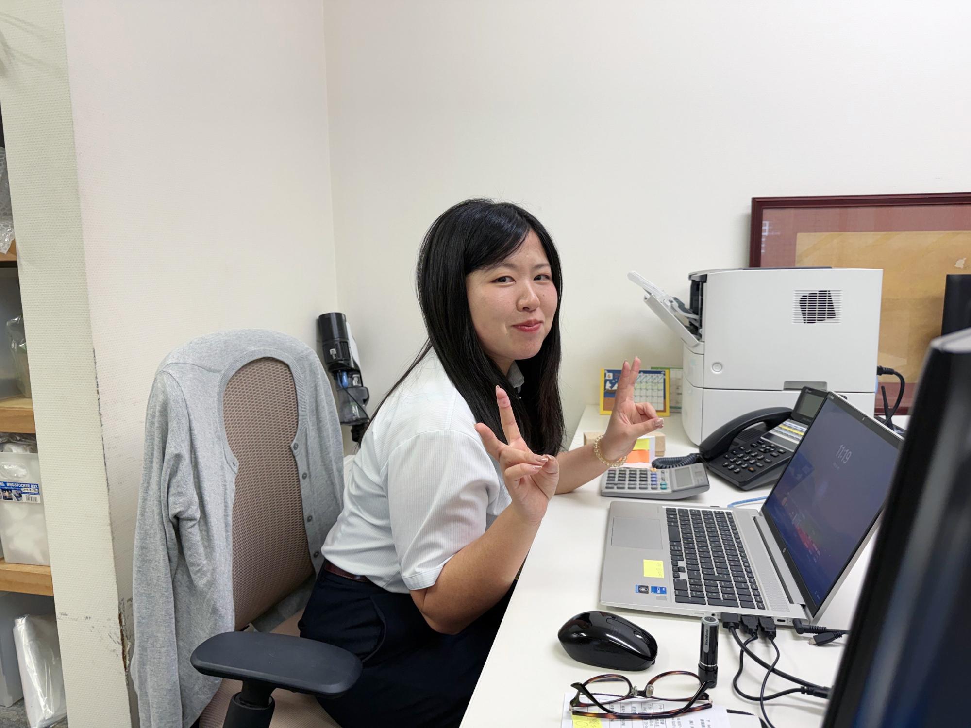写真:自席で仕事中の田川さん