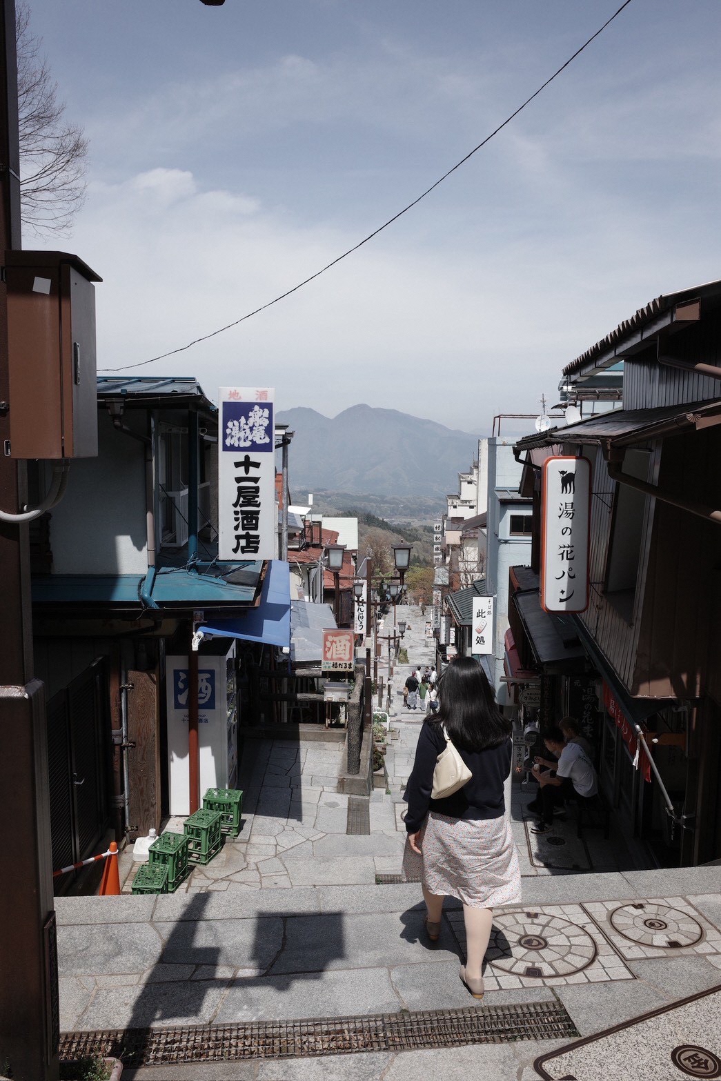 写真:プライベートで訪れた温泉街の階段を下りる田川さん