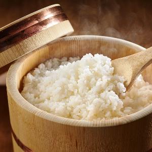 写真:おひつに入った炊き立てご飯。湯気が立ち上がっています