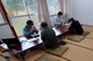 写真:測量結果の確認のため、地域の集会所などで説明を受けているところ