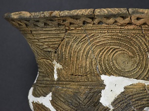 渦巻き模様の縄文土器の写真