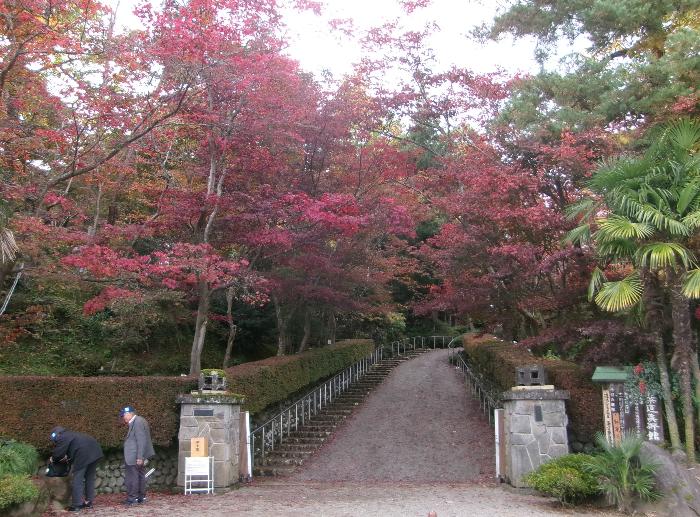 写真：松雲山荘の正門と赤色に色づいたモミジ