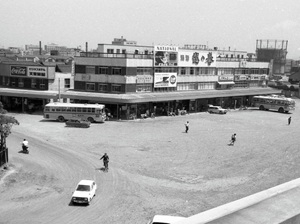 昭和45（1970）年の柏崎駅前の白黒写真