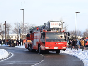 消防車両のパレードの様子の写真