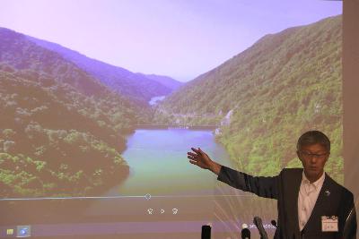 赤岩ダムのドローン映像を見ながら柏崎の水について説明する市長