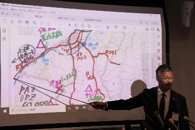 県への要望事項を地図を使いながら説明する市長