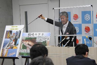 桶流し一本釣りというアラの漁法を写真を指しながら説明する市長