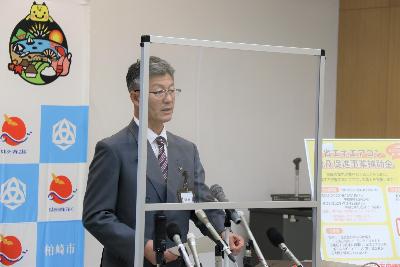 記者会見の冒頭のあいさつをする市長