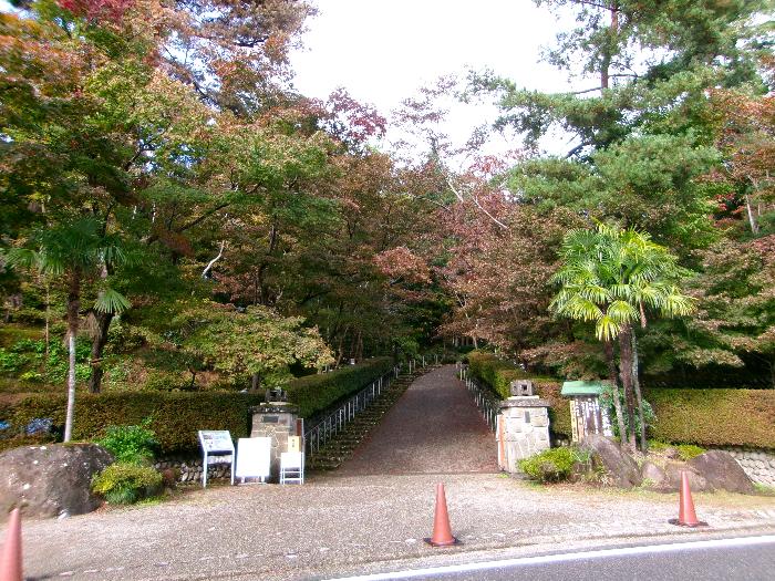 写真：10月30日現在の松雲山荘入口。青葉が多いですが、赤く色がついた枝も見えます