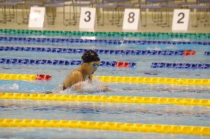 写真：小山さんがスポーツアカデミー柏崎で水泳の練習をしています