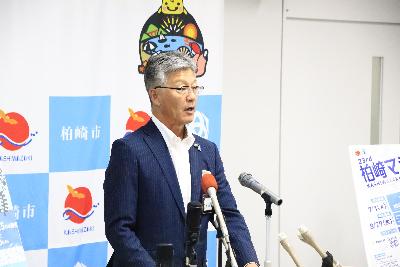 写真：市長が冒頭の挨拶をしています。