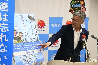 写真：市長が行事予定について説明しています。
