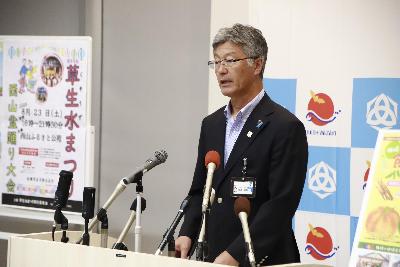 写真：市長が冒頭の挨拶をしています。