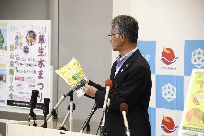 写真：市長が発表事項1について説明しています。