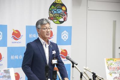 写真：市長が冒頭の挨拶をしています。