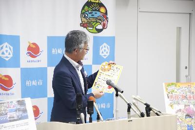 写真：市長が発表事項2について説明しています。