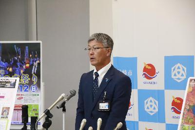 写真：市長が冒頭の挨拶をしています。