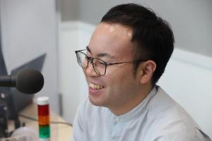 写真：笑顔でインタビューに答える本田さん