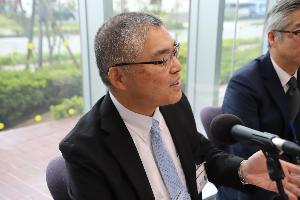 写真：マイクに向かって話す近藤教育長