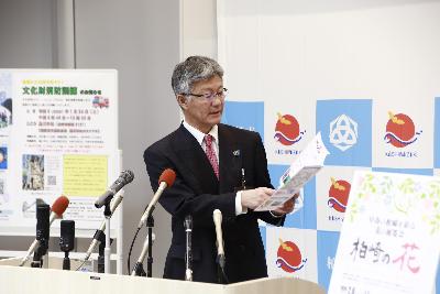 写真：市長が発表事項1について説明しています。