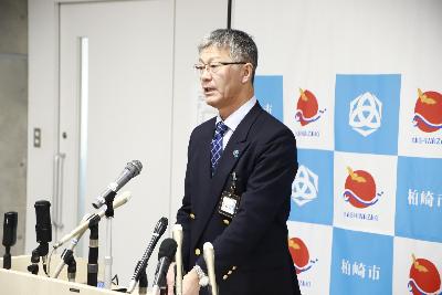 写真：市長が冒頭の挨拶を行っています。