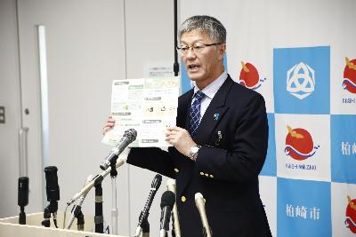 写真：市長が発表事項2について説明しています。