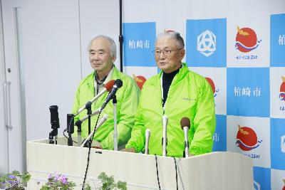 写真：大崎雪割草の里保存会が活動内容などを説明しています。