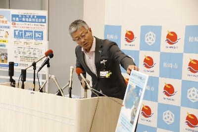 写真：市長が発表事項2について説明しています。