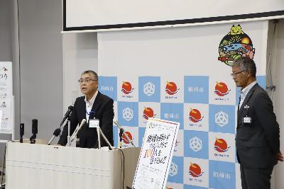 写真：教育長が発表事項1について説明しています。