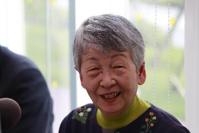 写真：笑顔でインタビューに答える小林さん