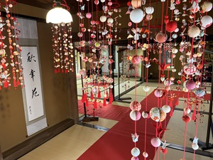 たくさんのつるし雛が天井から下がっている和室の写真