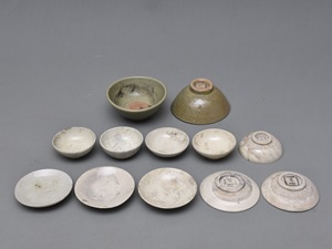 茶色や白の皿などの陶器の写真