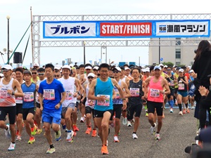 たくさんのランナーがスタートする様子の写真