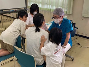 歯科健診を受ける親子の写真