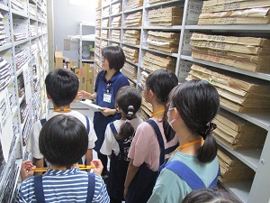 バックヤードを見学する子どもたちの写真