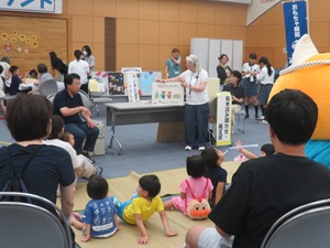紙芝居を見る子どもたちの写真