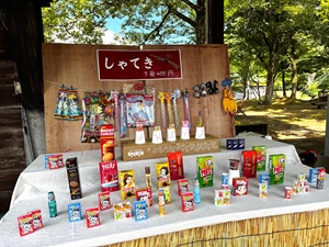 お菓子などの射的の景品が並ぶ写真