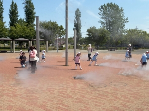 写真：地面から出てくるミストで遊ぶ子どもたち