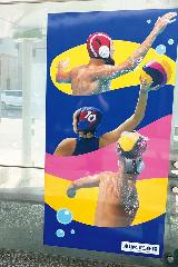 写真：バス停留所に設置された水球選手がデザインされたパネル