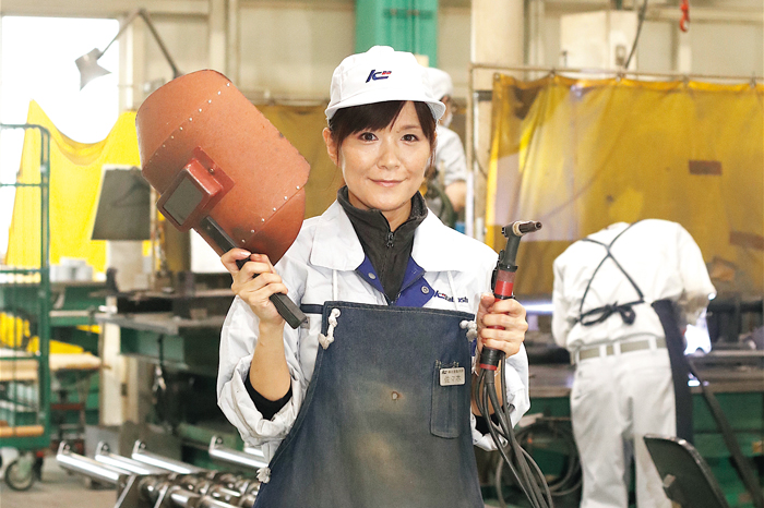 写真：溶接工の道具を手に持つ佐々木さん