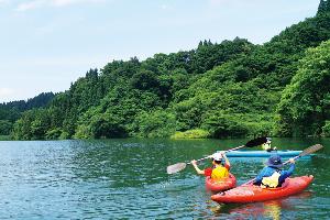 写真：栃ケ原ダムでカヌーをする子ども