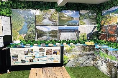 写真：ダムの風景や谷根地区の魅力の写真を紹介している展示室