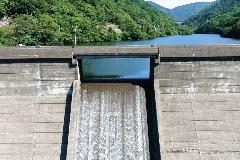 写真：貯水池から大量の水が流れる谷根ダム
