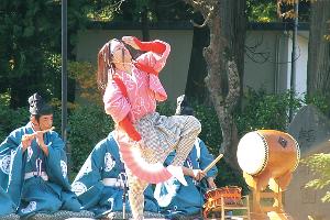 写真：獅子舞を踊る高原田の座元