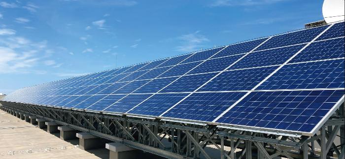写真：柏崎市役所屋上に設置してある太陽光発電