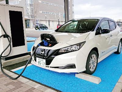 写真：柏崎市役所内の電磁自動車急速充電器で充電をする車
